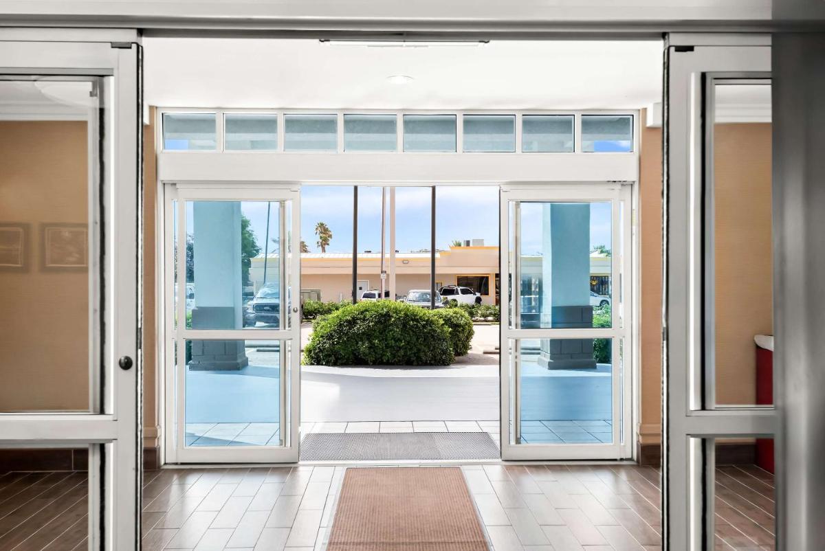 Comfort Suites New Orleans East - image 6