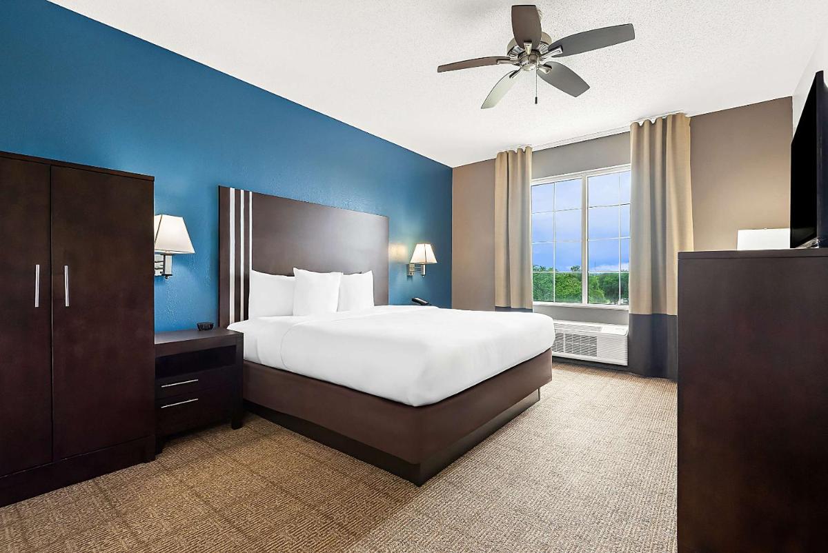Comfort Suites New Orleans East - image 7