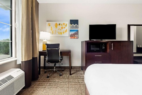 Comfort Suites New Orleans East - image 9