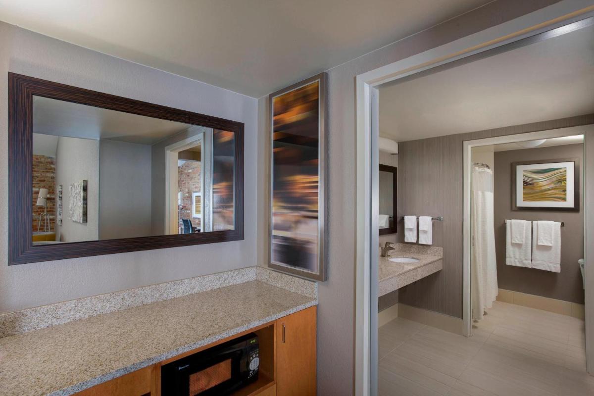 Courtyard by Marriott New Orleans Downtown/Convention Center - image 7
