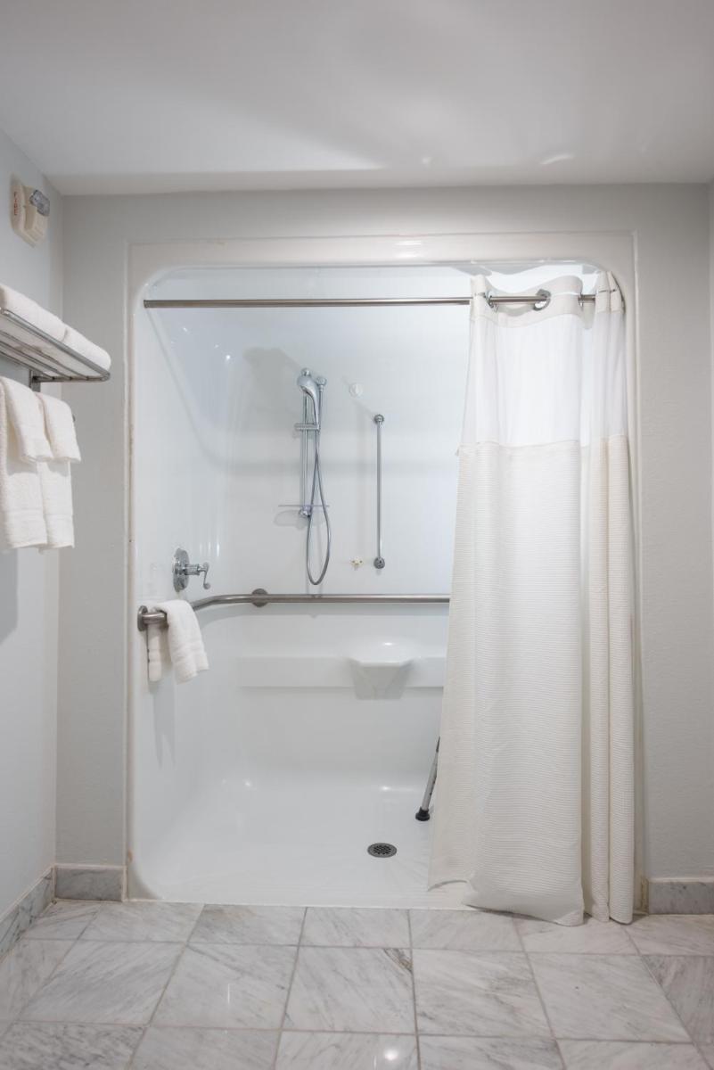 St James Hotel - image 3