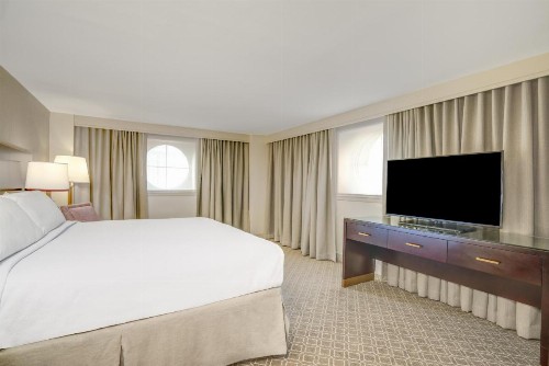 Astor Crowne Plaza New Orleans French Quarter Corner of Bourbon and Canal - image 17
