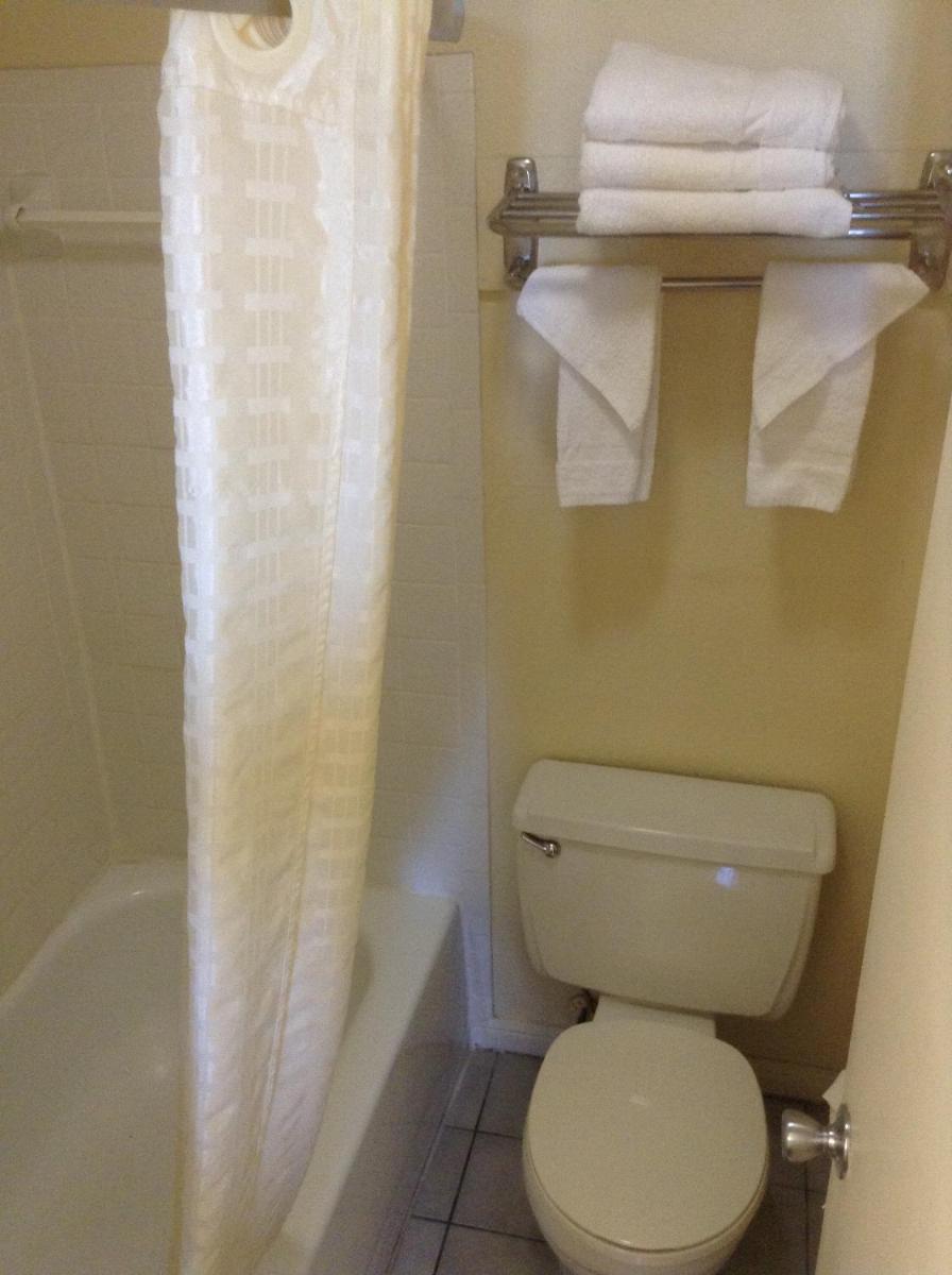 Super 8 by Wyndham New Orleans - image 2