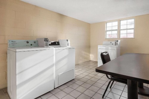 Super 8 by Wyndham New Orleans - image 22