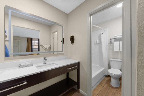 Super 8 by Wyndham New Orleans - image 25