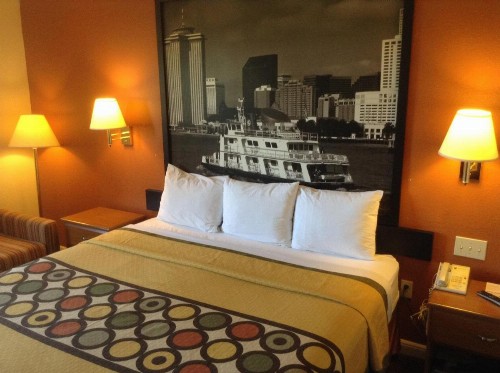 Super 8 by Wyndham New Orleans - image 3