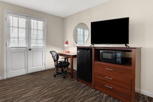 Super 8 by Wyndham New Orleans - image 28