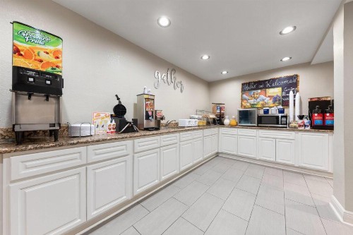 Super 8 by Wyndham New Orleans - image 29