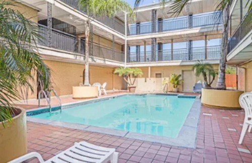 Super 8 by Wyndham New Orleans - image 4