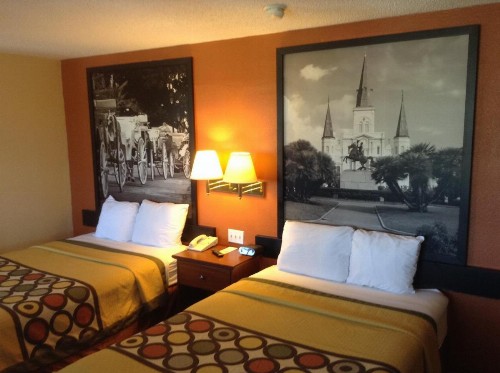 Super 8 by Wyndham New Orleans - image 5