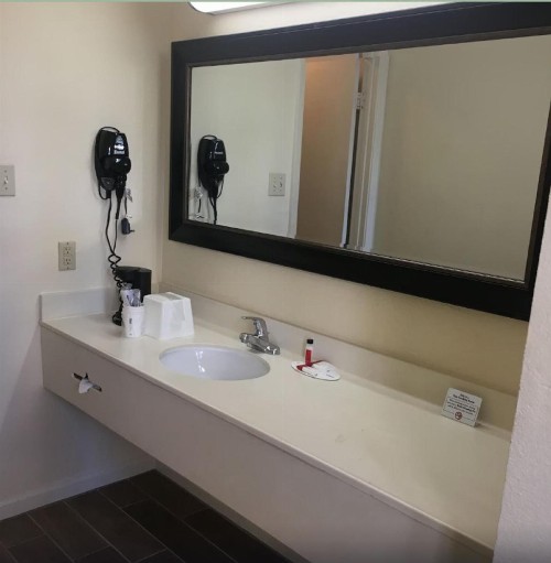 Super 8 by Wyndham New Orleans - image 6