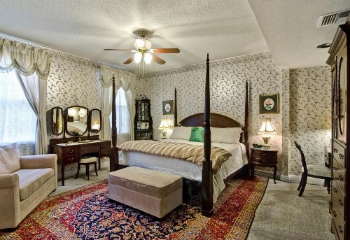Rose Manor Bed & Breakfast - image 2