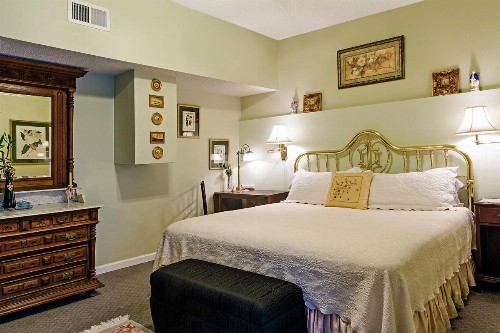 Rose Manor Bed & Breakfast - image 26