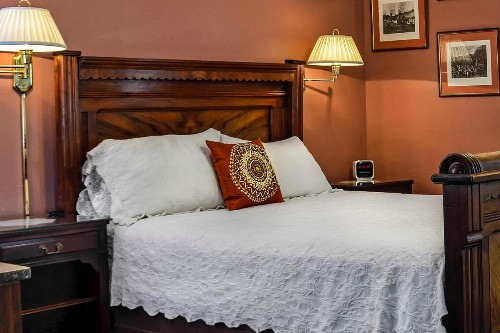 Rose Manor Bed & Breakfast - image 27