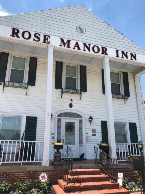 Rose Manor Bed & Breakfast - image 8