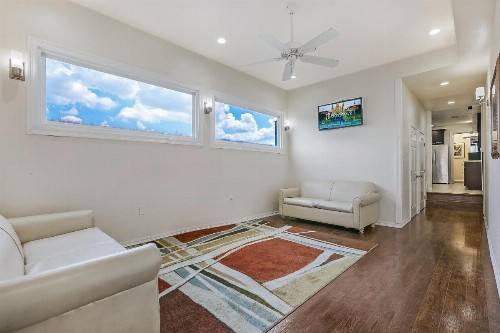 Luxury 4BR Penthouse in Downtown by Hosteeva - image 12
