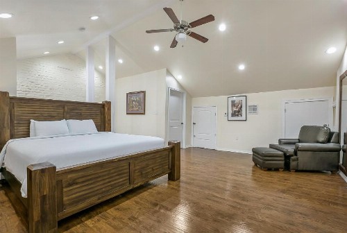 Luxury 4BR Penthouse in Downtown by Hosteeva - image 5