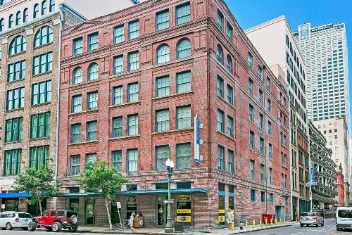 Stunning Apartments with Luxury Amenities - image 7