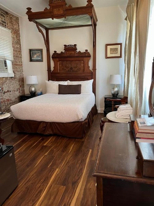Lafitte Hotel & Bar - image 22