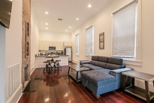 Charming 2BR on Carondelet by Hosteeva - image 1