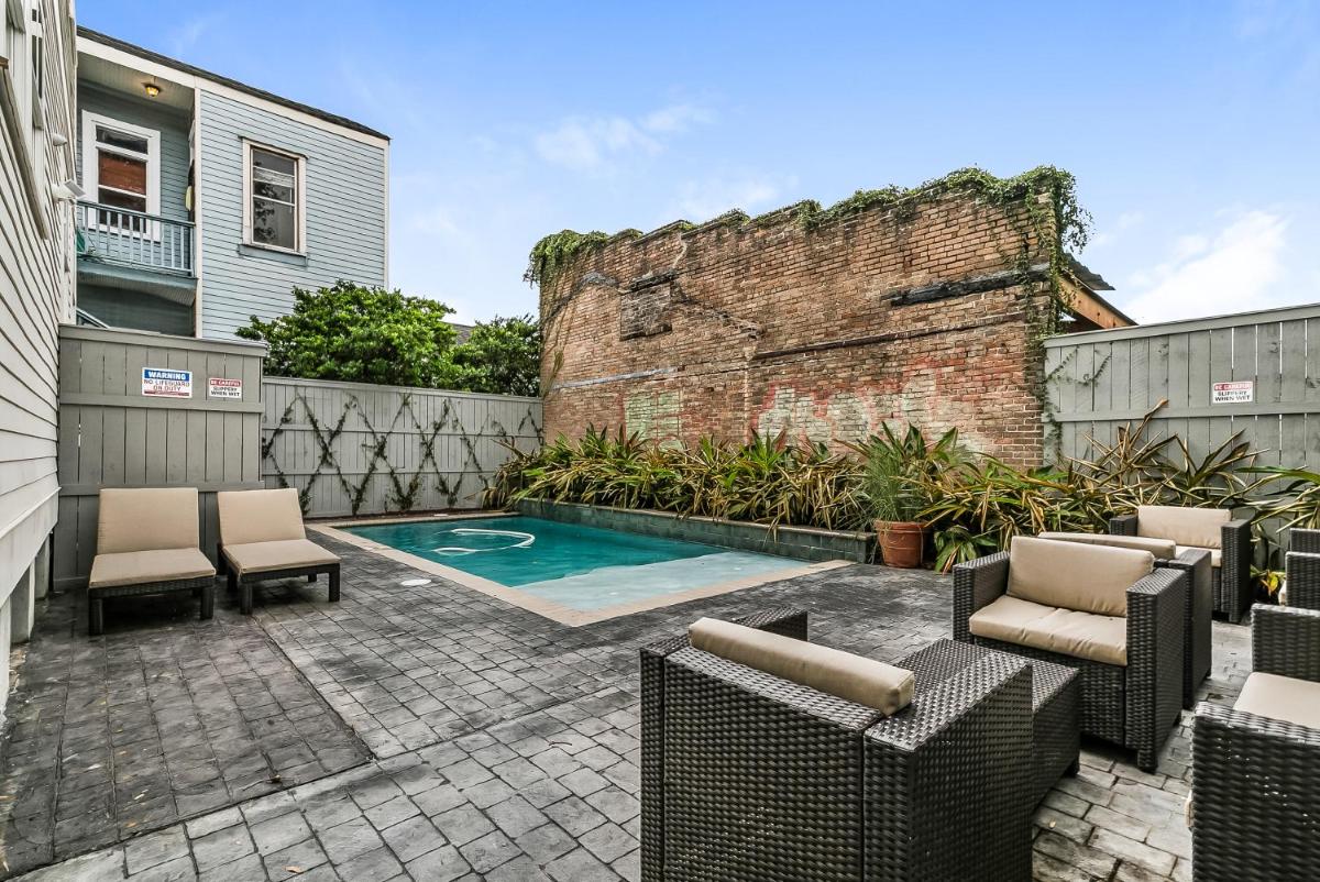 Charming 2BR on Carondelet by Hosteeva - image 6