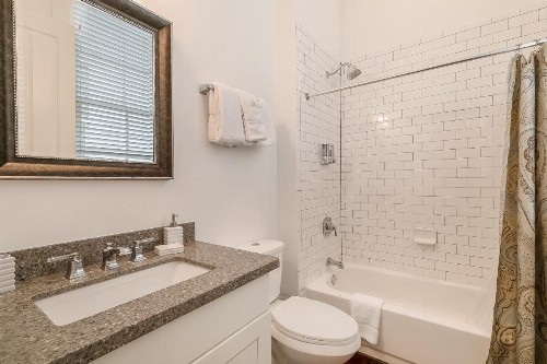 Luxury 2BR on Carondelet by Hosteeva - image 3