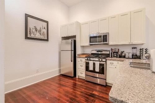 Luxury 2BR on Carondelet by Hosteeva - image 6