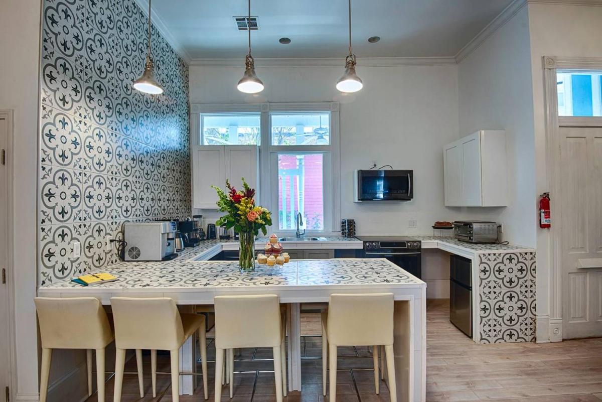 7 Bedroom - Sleeps 14! Next to Bourbon Street - image 4