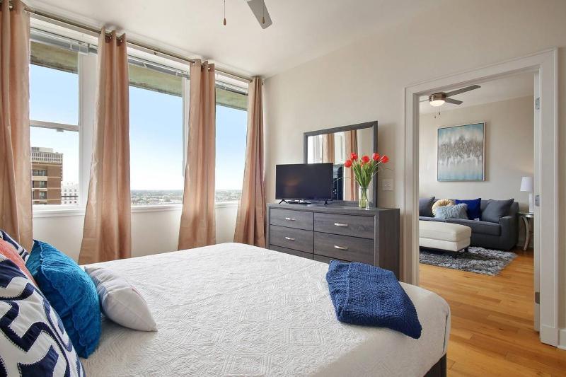 Snazzy 14th Floor Condo Pool Grill Gym-Sleeps #1414 - main image
