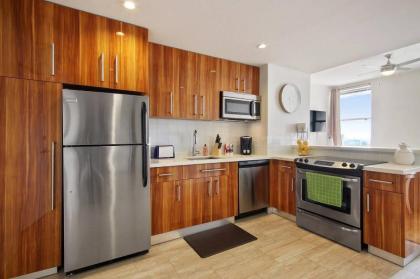 Snazzy 14th Floor Condo Pool Grill Gym-Sleeps #1414 - image 9