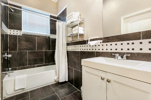 Spacious 3BR/2.5BATH Condo in Great location - image 7