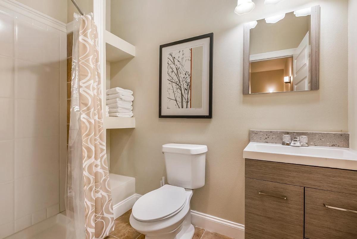 St Charles Ave Urban Retreat with Luxury Amenities - image 6