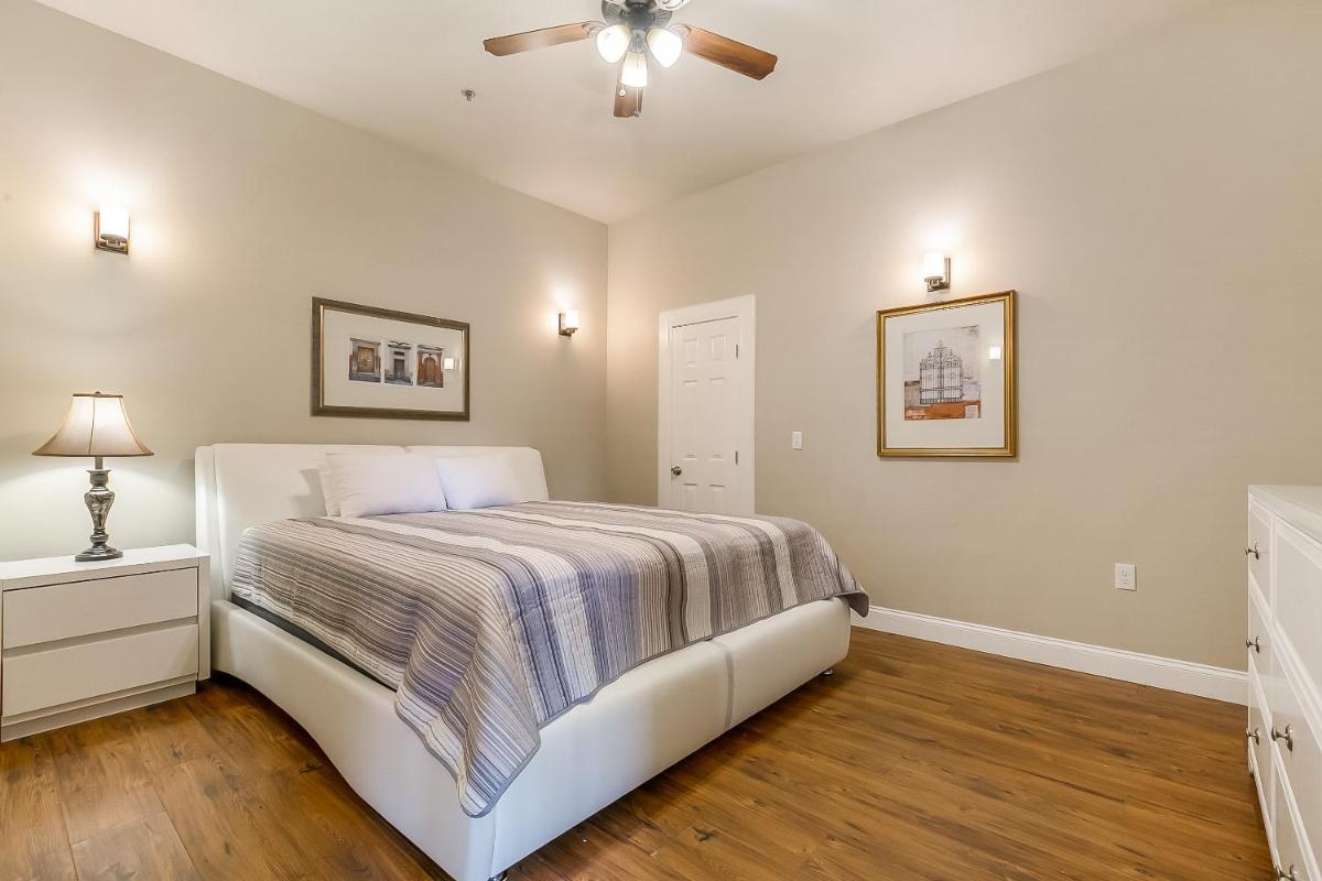 St Charles Ave Urban Retreat with Luxury Amenities - image 7