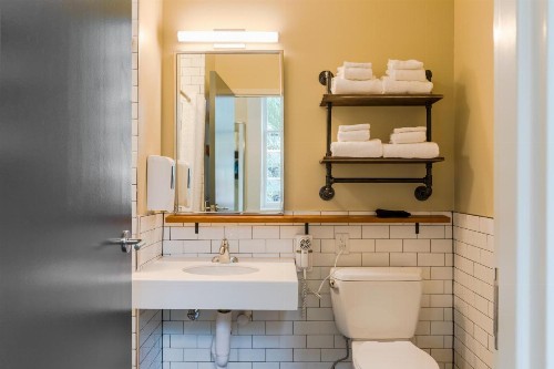 HI New Orleans Hostel - image 4