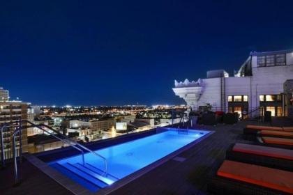 High-Class Downtown High Rise Sleeps 8 w/ Pool - image 12