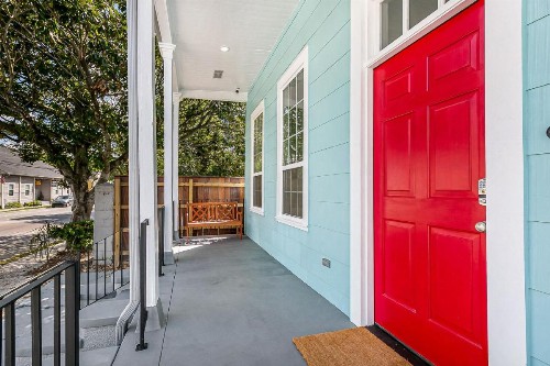 Cozy and Charming House with Luxury Amenities - image 10