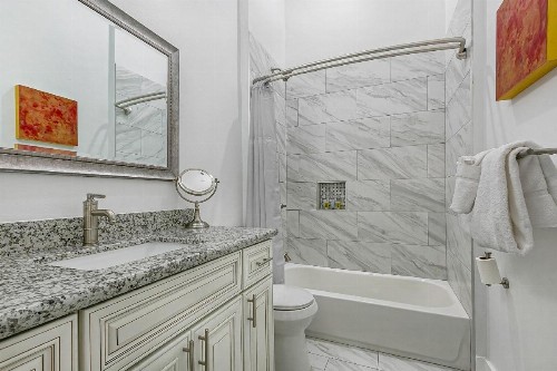Cozy and Charming House with Luxury Amenities - image 5