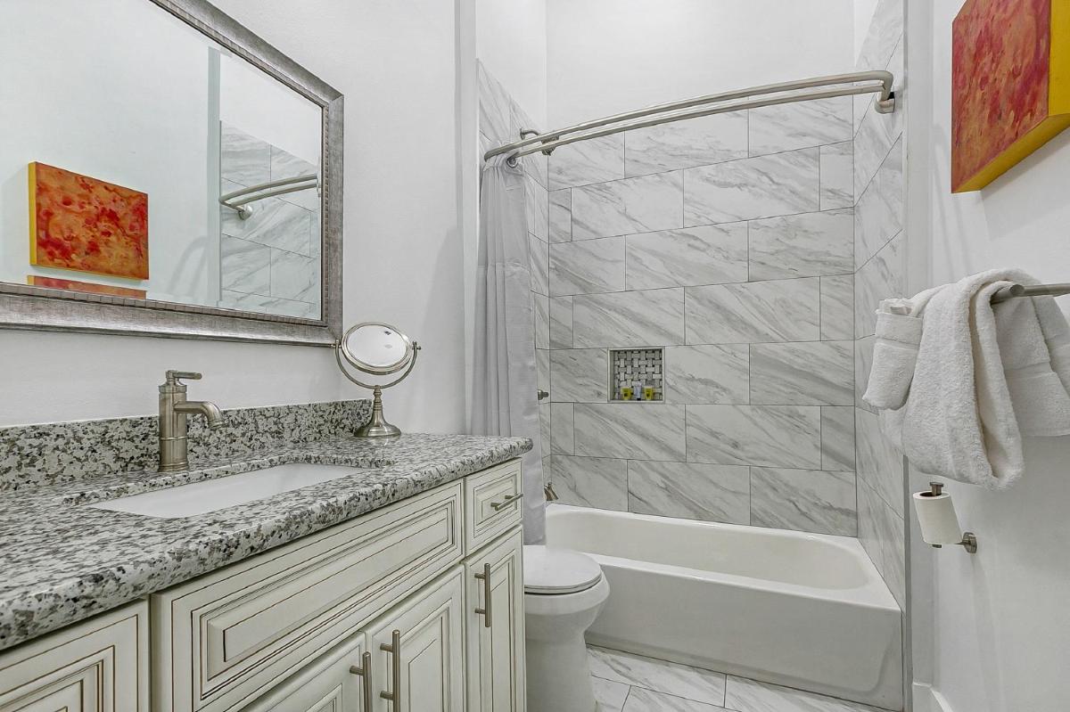 Cozy and Charming House with Luxury Amenities - image 5
