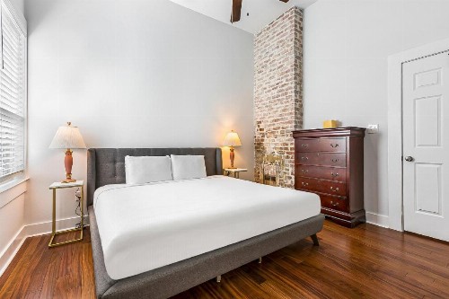 Cozy and Charming House with Luxury Amenities - image 6