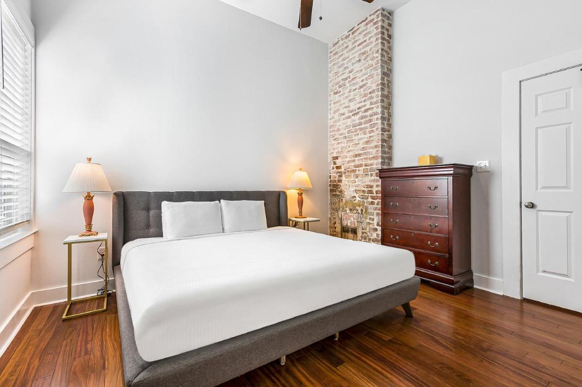 Cozy and Charming House with Luxury Amenities - image 6