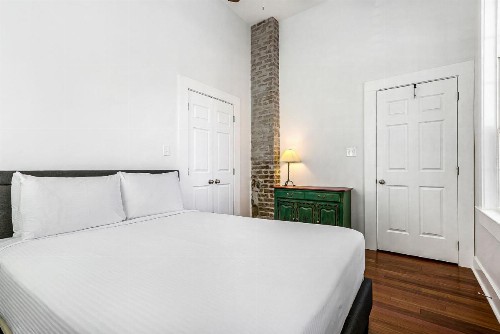 Cozy and Charming House with Luxury Amenities - image 8