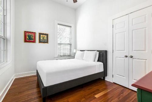 Cozy and Charming House with Luxury Amenities - image 9