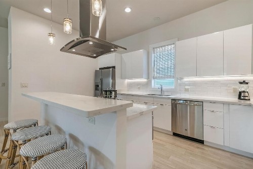 Mid City Fully Furnished Townhouse - image 4
