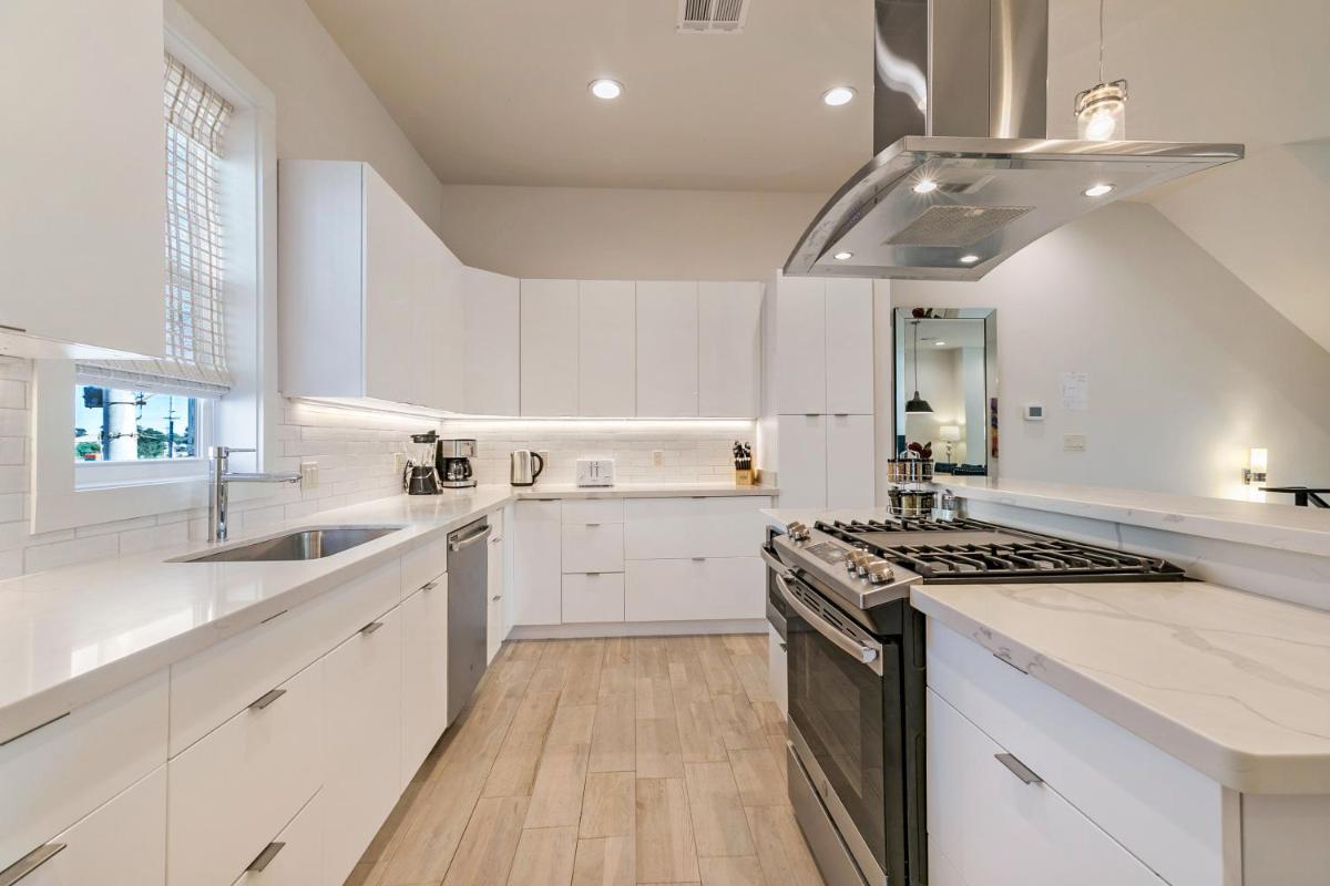 Mid City Fully Furnished Townhouse - image 2