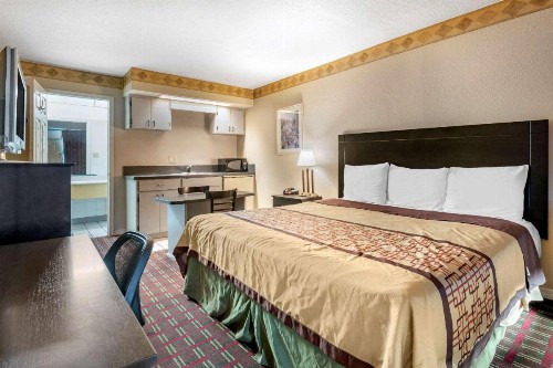 Rodeway Inn - image 14