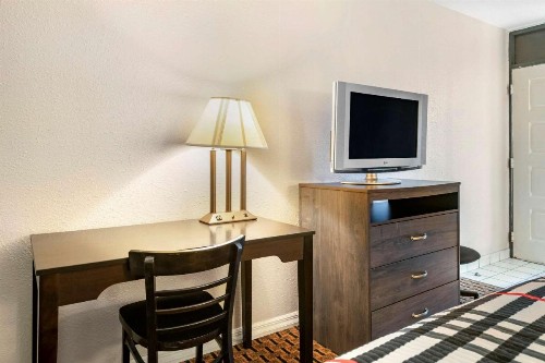 Rodeway Inn - image 20