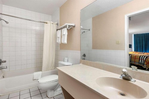 Rodeway Inn - image 21