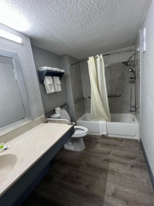 Rodeway Inn - image 34