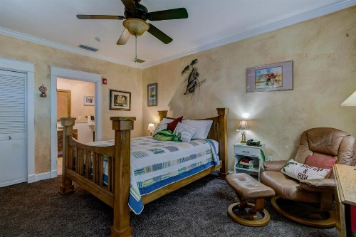 Anchor Inn NSB Bed and Breakfast - image 15