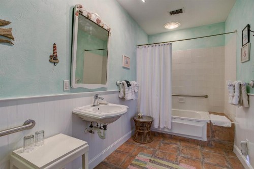 Anchor Inn NSB Bed and Breakfast - image 18